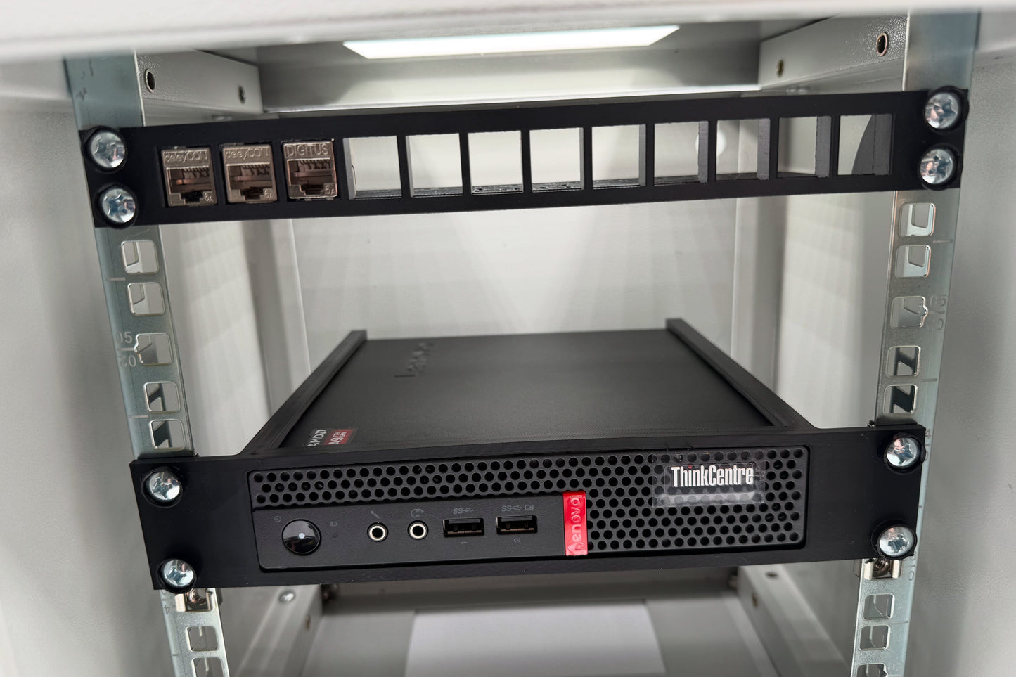 Lenovo Tiny Mini PC Rackmount im 10 Zoll Netzwerkschrank